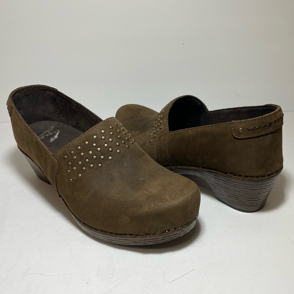 Dansko Mavis Womens Brown Nubuck Leather Slip On Studded Comfort Clogs Sz 10.5
